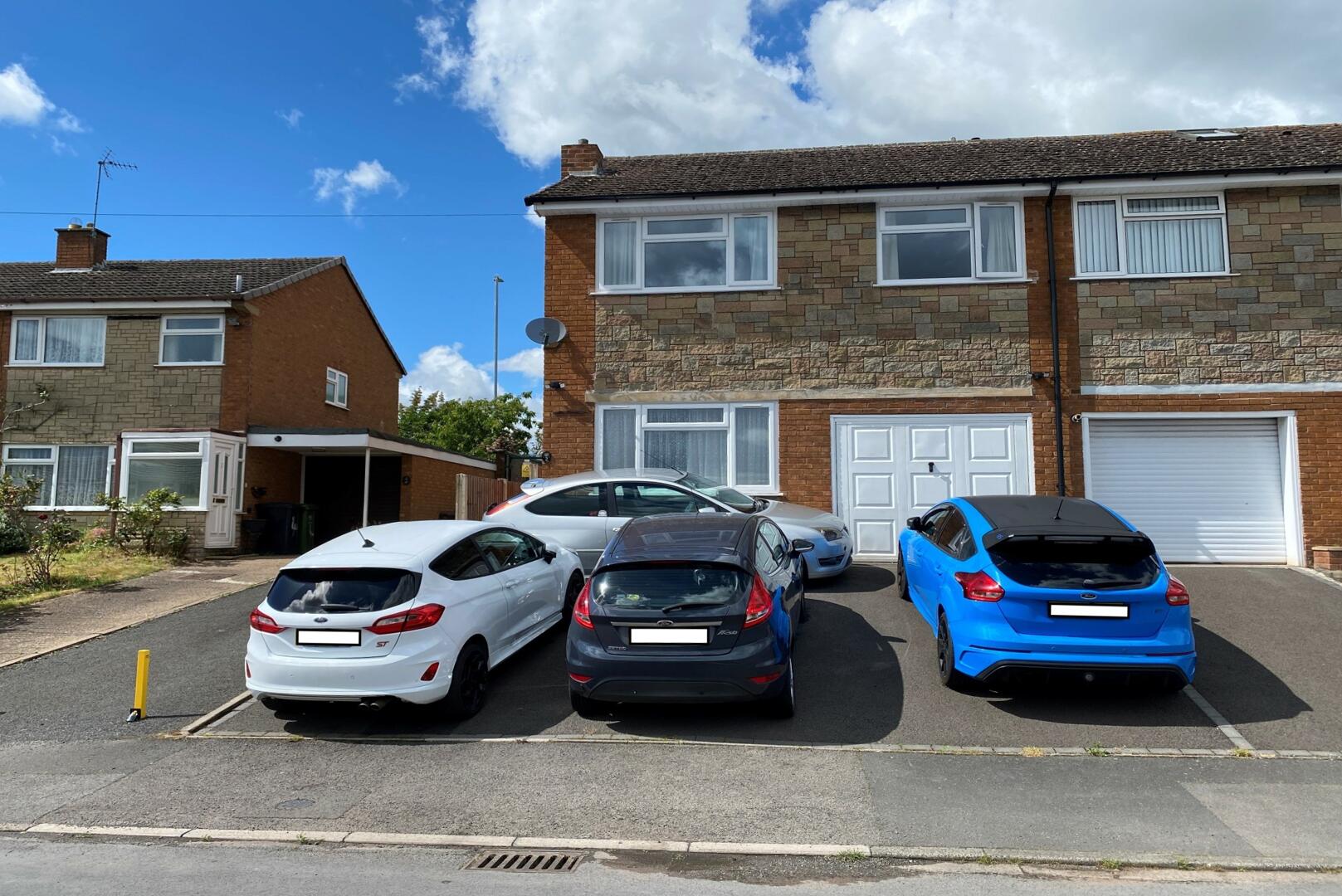 4 bed property in Chichester Avenue, Kidderminster